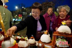 逛夜市赏非遗 郑州夜经济添活力